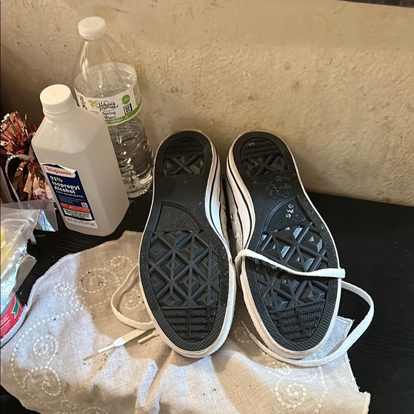 Converse Off-White Textured Sneakers - Picture 5 of 5